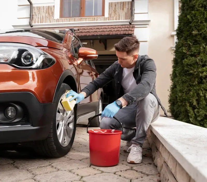 Lavage auto à domicile Saint-Crépin : professionnel intervenant sur un véhicule